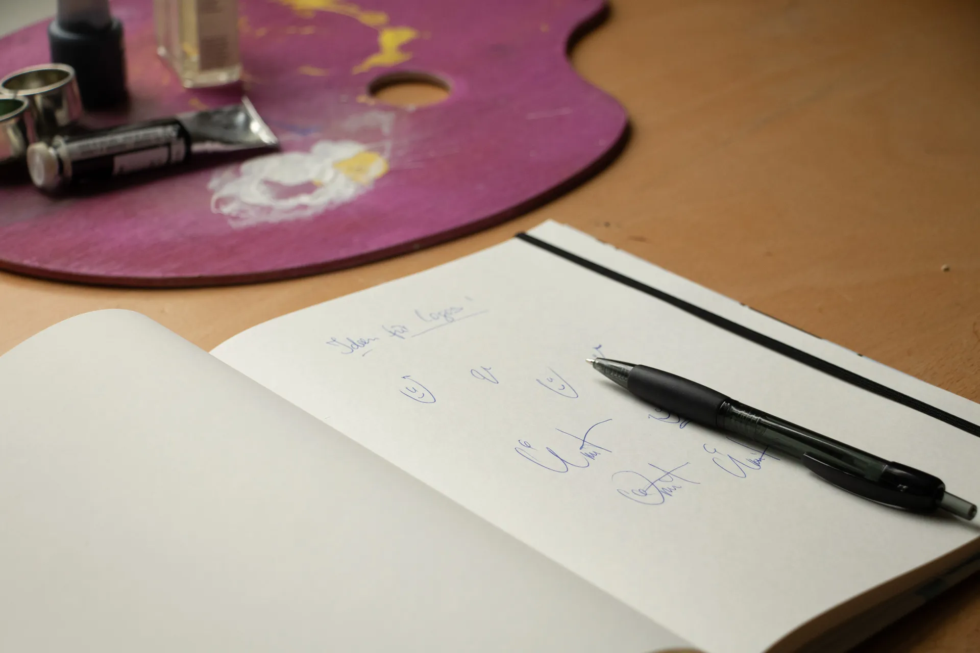 Hardcover-Notizbuch mit kalligrafischem Motiv auf Einband, stabile Fadenheftung und Fixiergummi, in einer mittelgroßen Ausführung mit blanko Papier