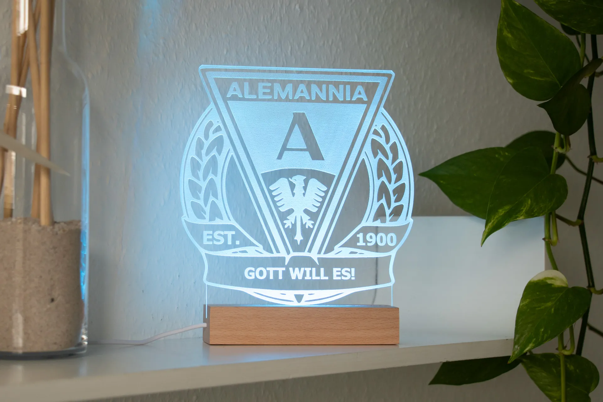 LED-beleuchteter Acryl-Aufsteller mit Alemannia Aachen Motiv, montiert auf Holzsockel mit USB-Anschluss und Bedienelement für div.Farblichter– ideal als Nachtlicht oder Dekoration für Fans