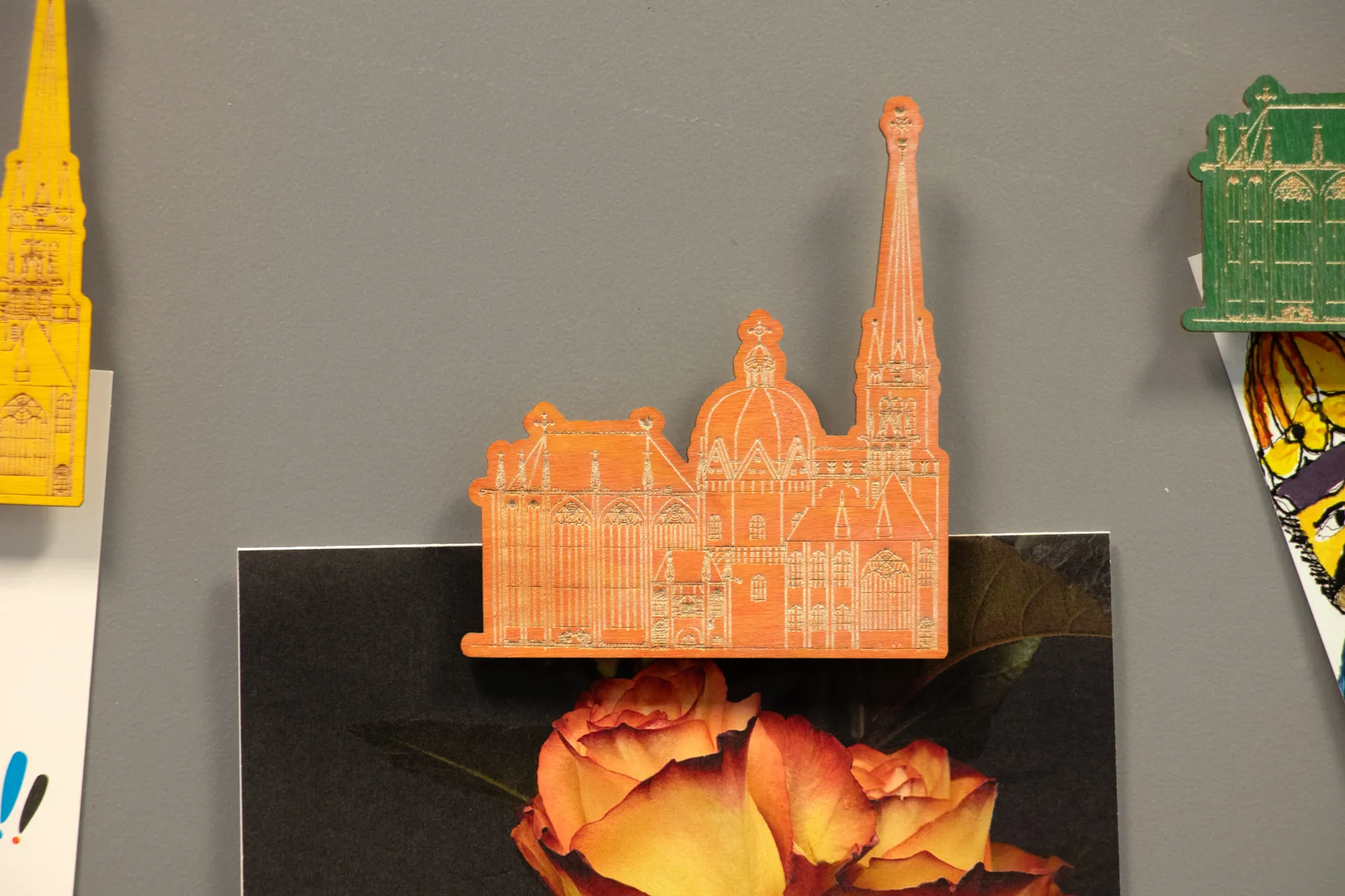 Holzmagnet in Form des Aachener Doms, gesägt und farbig lackiert, aus einem stabilen, aber leichten Holz gefertigt, in Farbe orange
