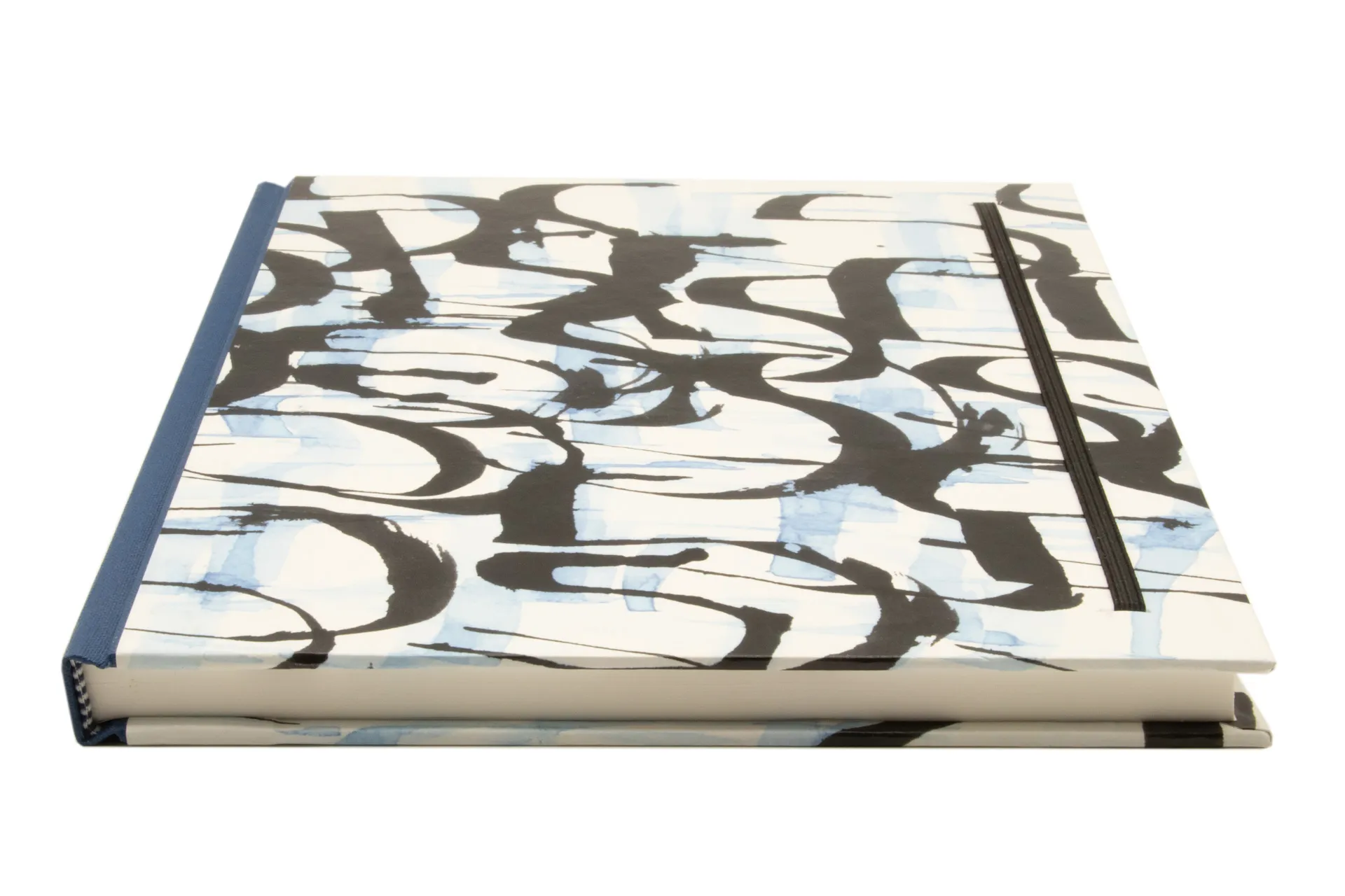 Hardcover-Notizbuch mit kalligrafischem Motiv auf Einband, stabile Fadenheftung und Fixiergummi, in einer mittelgroßen Ausführung mit blanko Papier