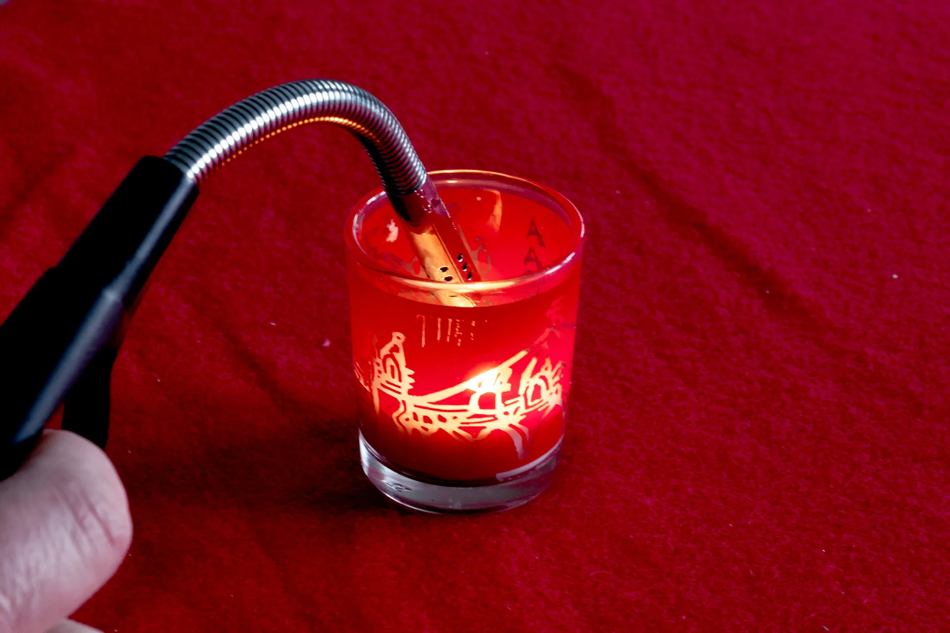 Ovales Windlicht aus Glas mit milchig-mattweißem Außendekor und rotem Innenteil (2-teilig) – mit Aachener Motivdesign, ideal für stimmungsvolle Lichtakzente