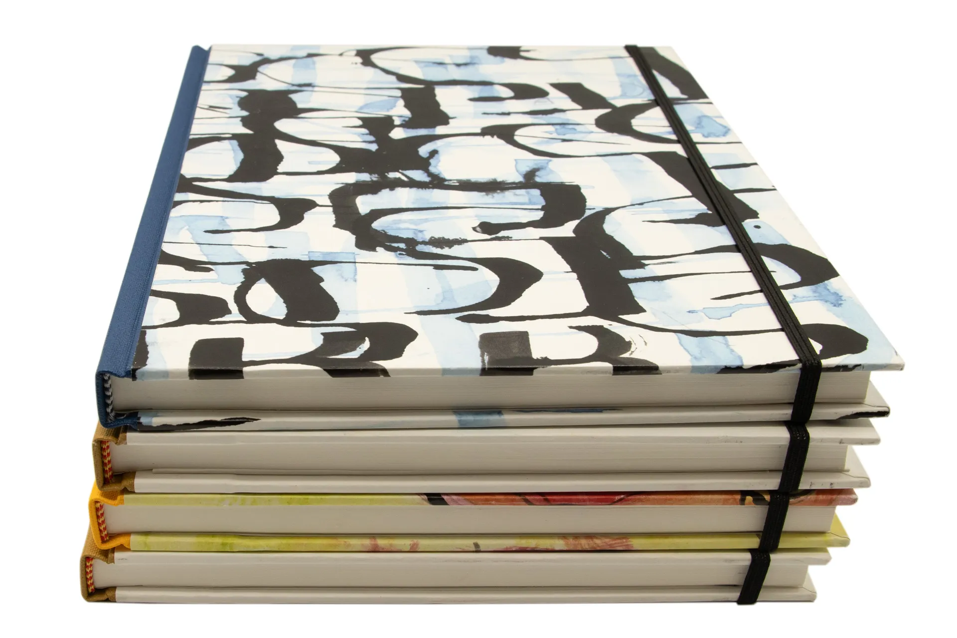 Hardcover-Notizbuch mit kalligrafischem Motiv auf Einband, stabile Fadenheftung und Fixiergummi, in einer mittelgroßen Ausführung mit blanko Papier