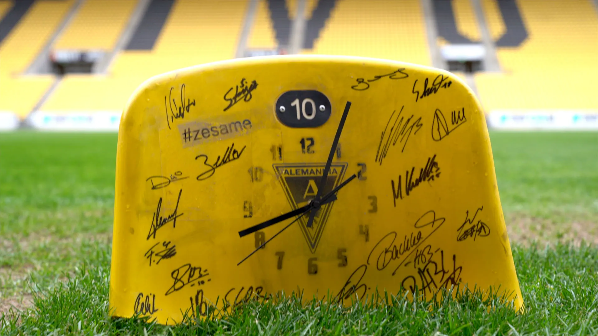 Wanduhr aus recycelten Sitzschalen des Tivoli-Stadions im Used-Look (limitiert mit sämtlichen Unterschriften der Alemannia-Spieler)