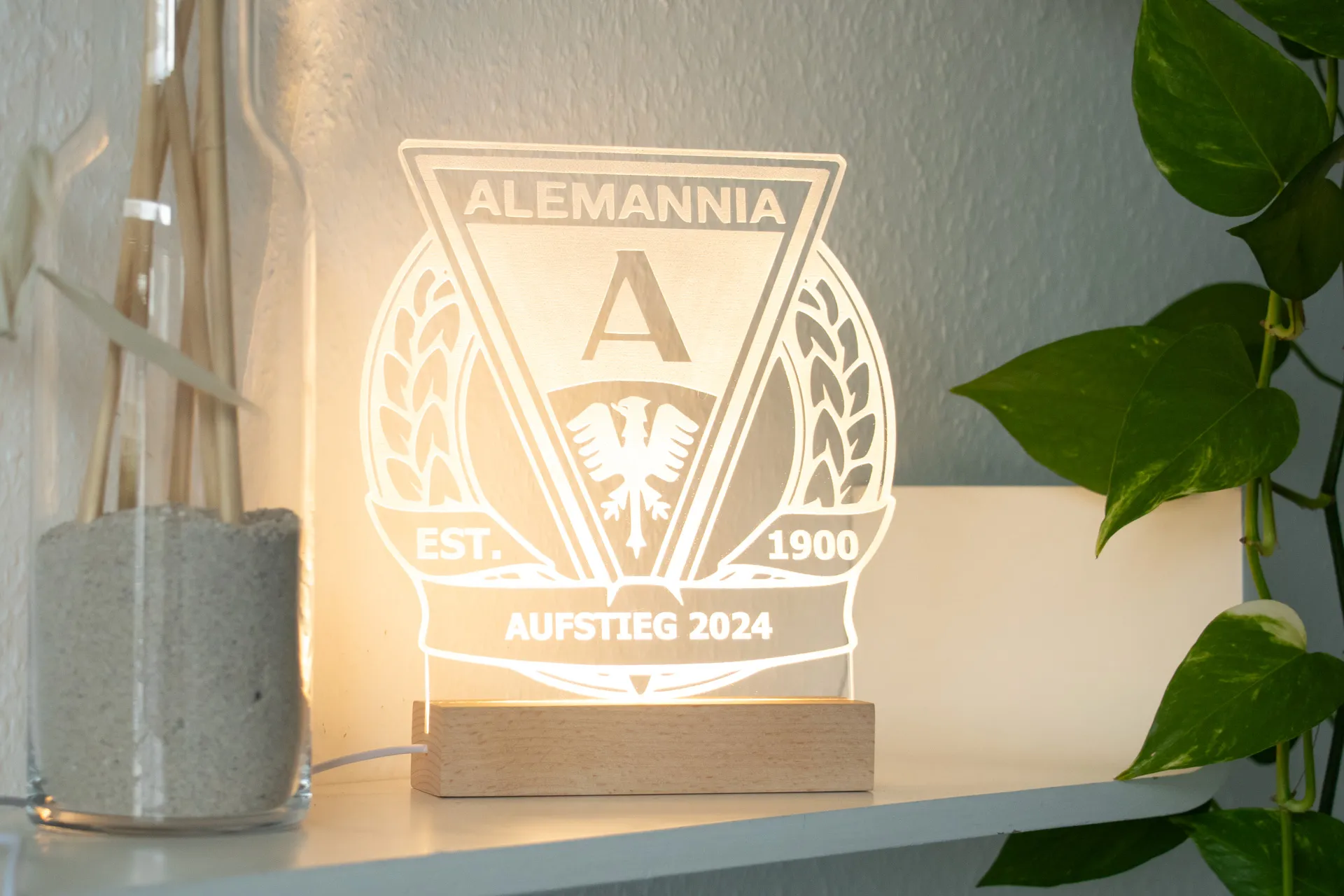 LED-beleuchteter Acryl-Aufsteller mit Alemannia Aachen Motiv, montiert auf Holzsockel mit USB-Anschluss und Bedienelement für div.Farblichter– ideal als Nachtlicht oder Dekoration für Fans