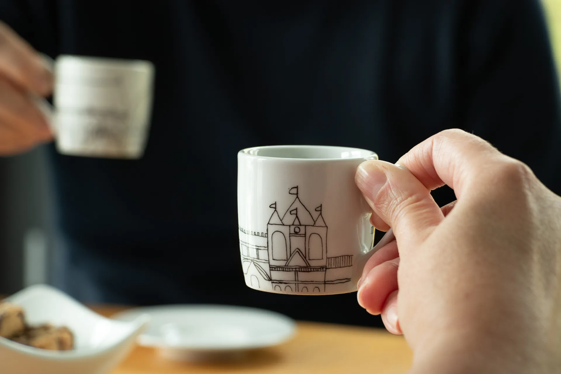 Weiß Porzellan‑Espressotasse im 2er‑Set mit Untertassen, mit stilisiertem schwarzem Aachen Stadtmotiv, 0,085