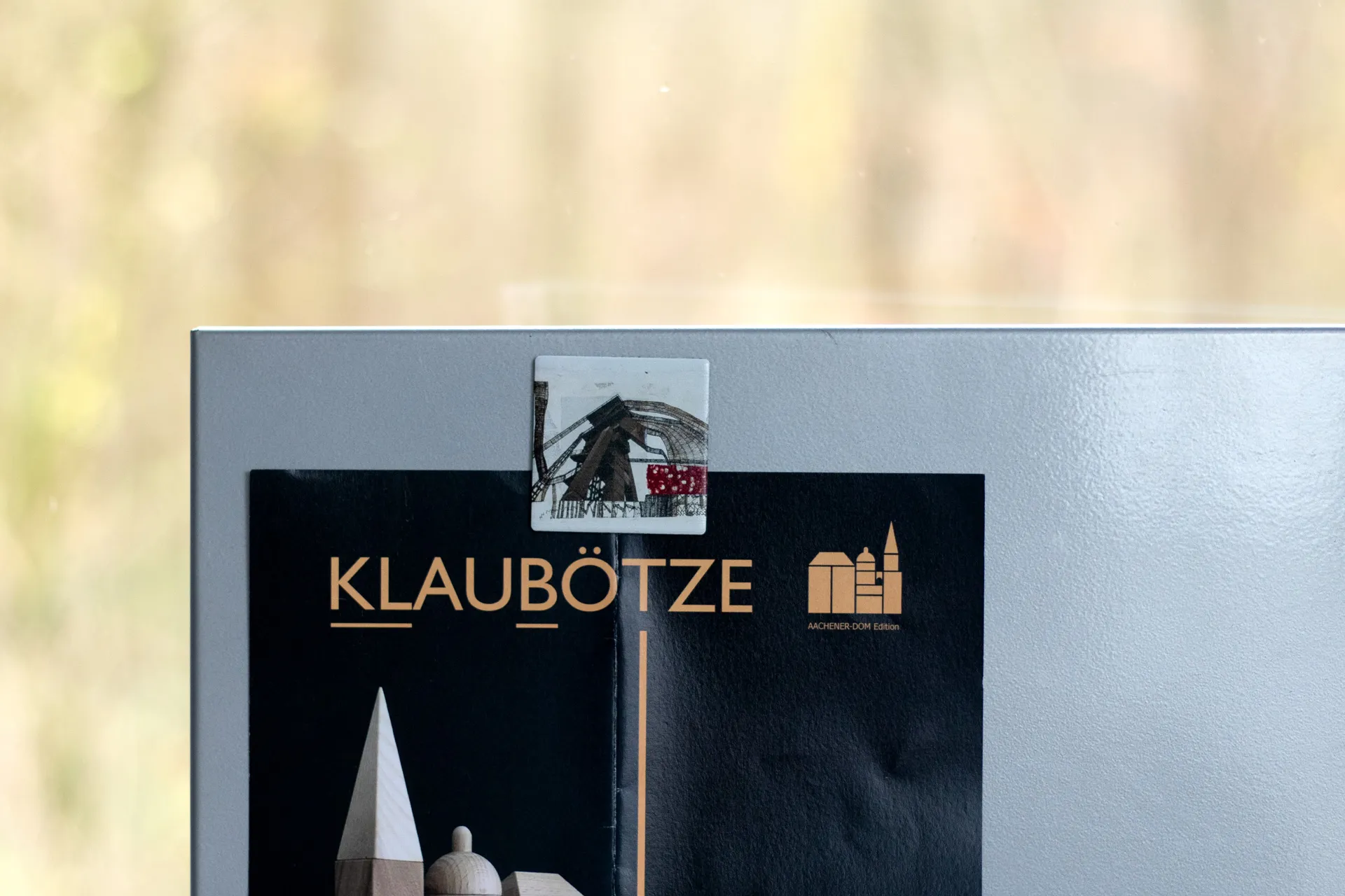 Zwei quadratische Magnete mit farbenfrohem, abstraktem Motiv, ideal zur Befestigung von Notizen oder Fotos am Kühlschrank