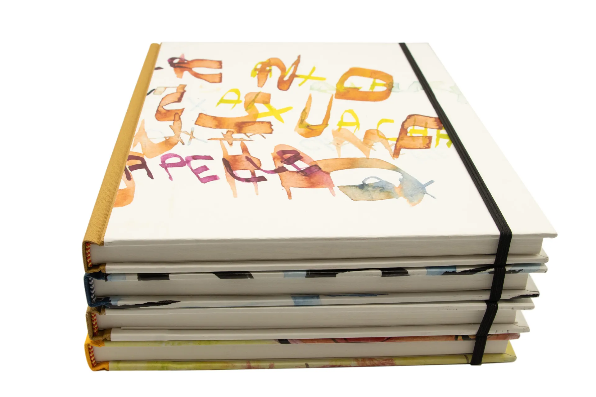 Hardcover-Notizbuch mit kalligrafischem Motiv auf Einband, stabile Fadenheftung und Fixiergummi, in einer mittelgroßen Ausführung mit kariertem Papier
