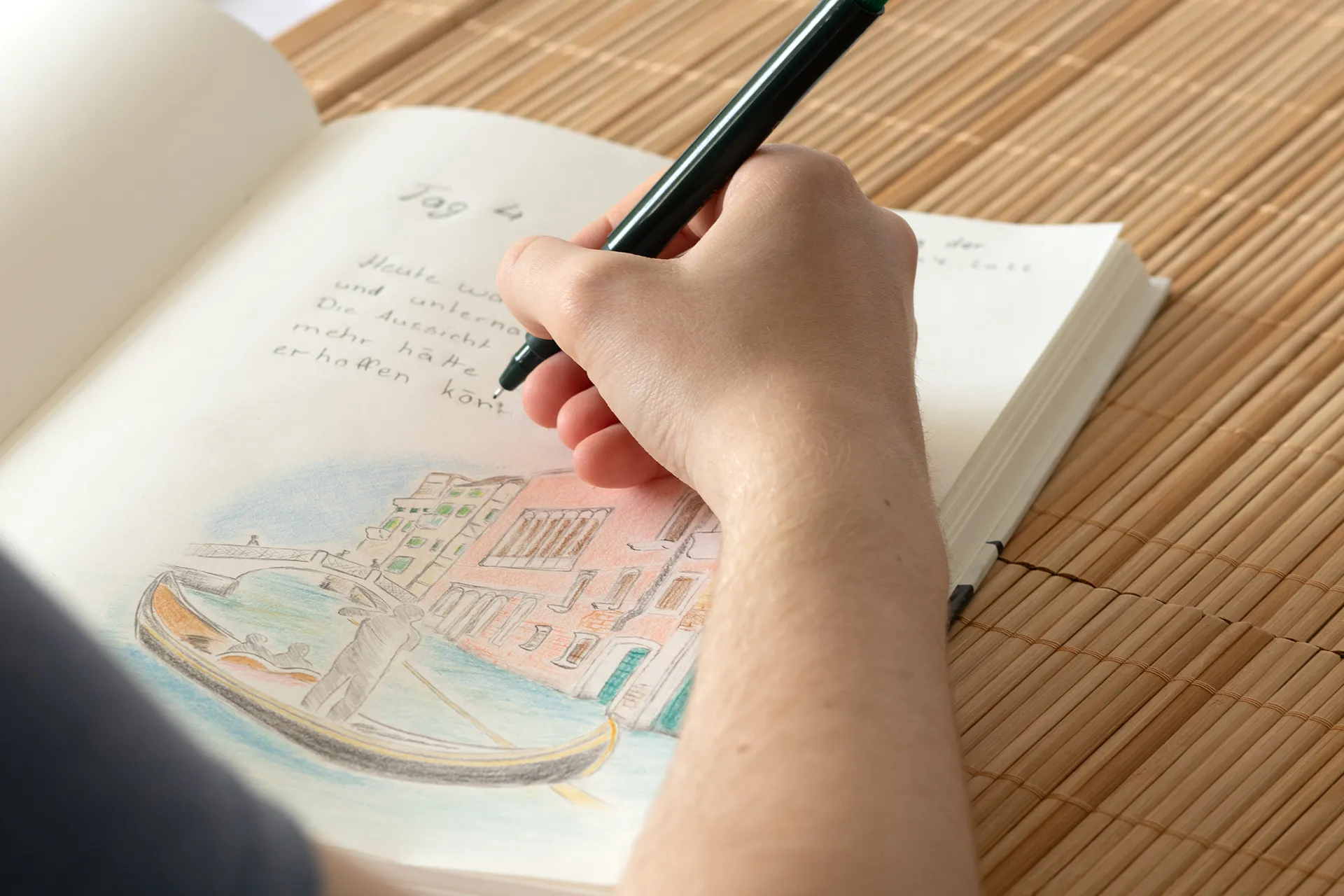 Hardcover-Notizbuch mit kalligrafischem Motiv auf Einband, stabile Fadenheftung und Fixiergummi, in einer großen Ausführung mit blanko Papier