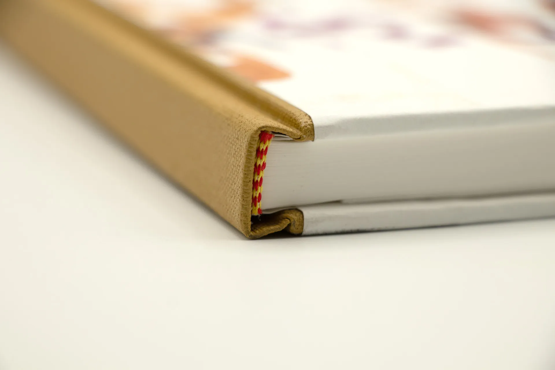 Hardcover-Notizbuch mit kalligrafischem Motiv auf Einband, stabile Fadenheftung und Fixiergummi, in einer mittelgroßen Ausführung mit kariertem Papier