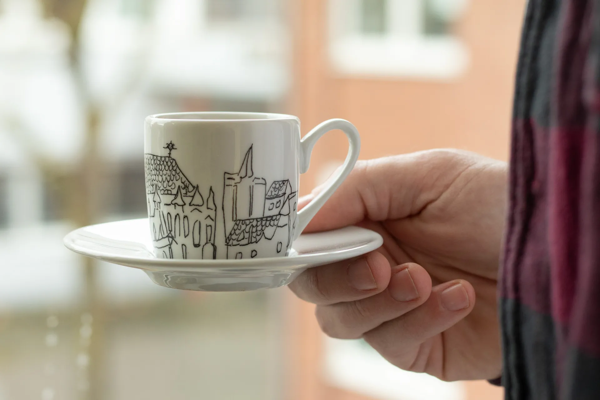 Weiß Porzellan‑Espressotasse im 2er‑Set mit Untertassen, mit stilisiertem schwarzem Aachen Stadtmotiv, 0,085 l