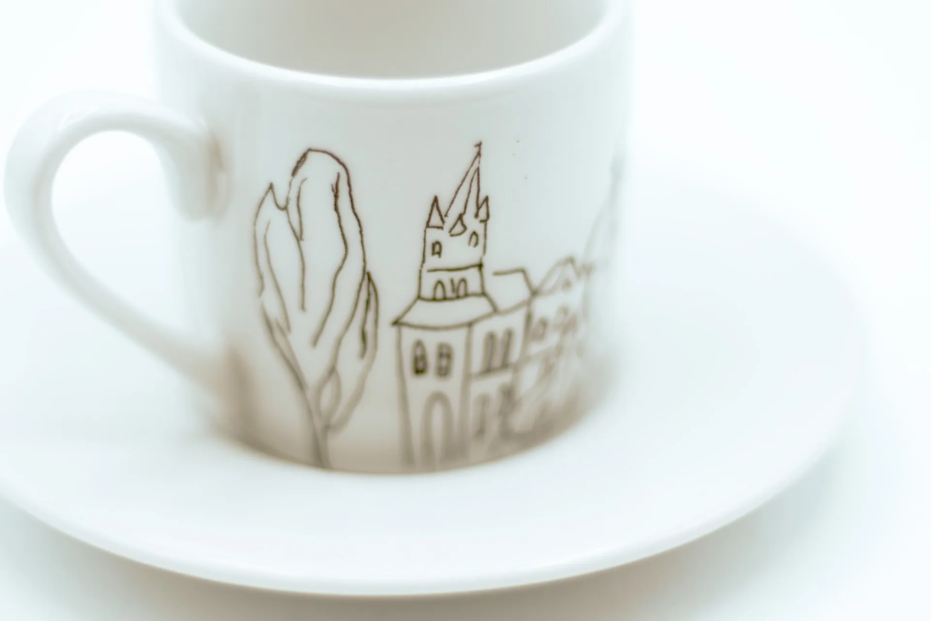 Weiß Porzellan‑Espressotasse im 2er‑Set mit Untertassen, mit stilisiertem schwarzem Aachen Stadtmotiv, 0,085 l
