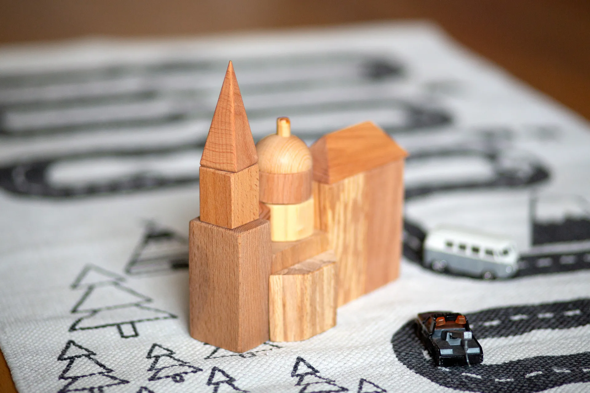 Holzspielzeug‑Set – Klaubötze mit Bauklötzen zum Zusammensetzen des Aachener Doms oder andere kreative Formen, inklusive Holzbox mit Einschiebedeckel, aus den Lebenshilfe Aachen Werkstätten, Made in Germany