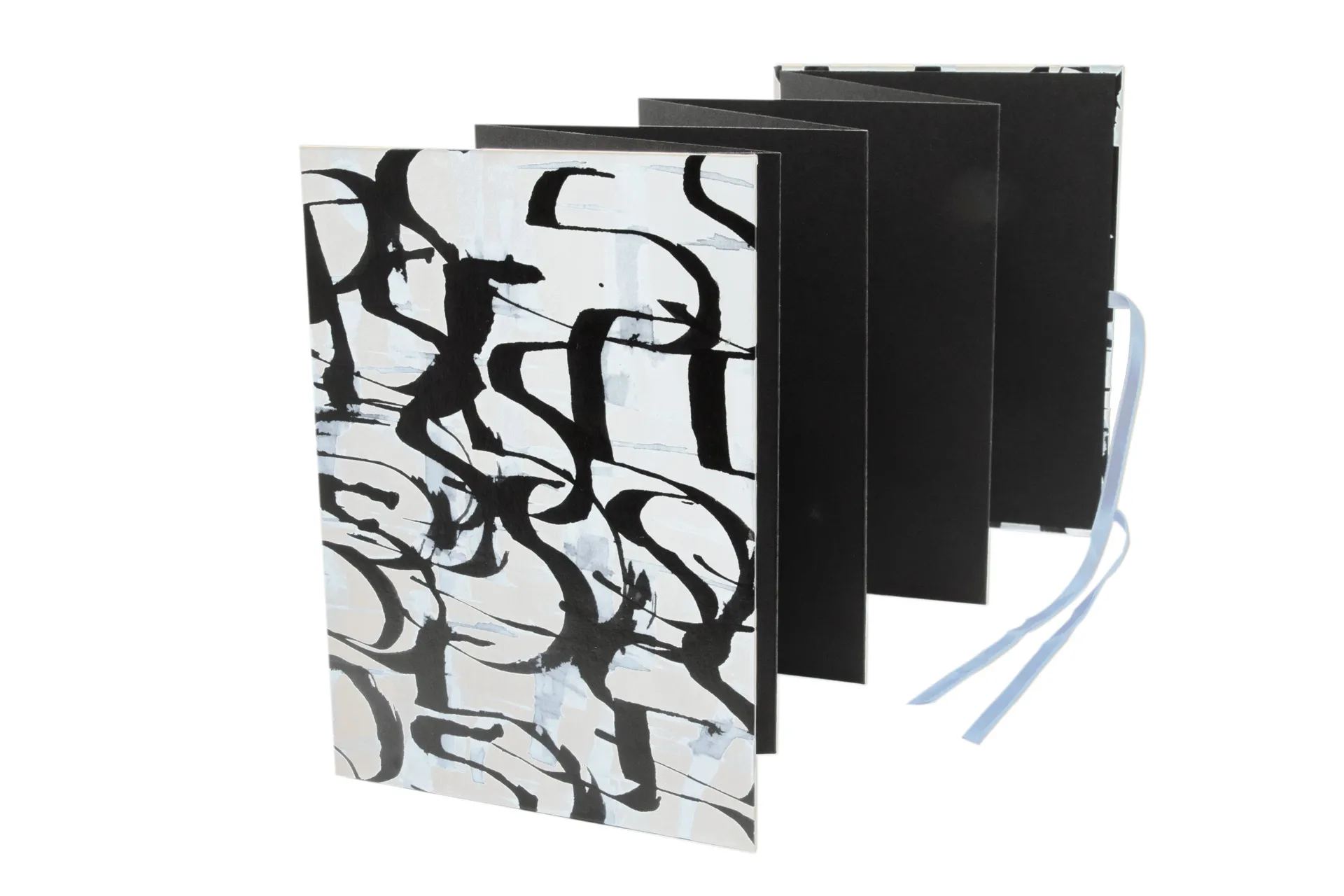 Leporello mit typischer Ziehharmonika-Faltung, Hardcover-Cover mit kalligrafischem Aachen‑Motiv, verschließbar mit Stoffbändern – robust & dekorativ Leporello mit typischer Ziehharmonika-Faltung, Hardcover-Cover mit kalligrafischem Aachen‑Motiv, verschließbar mit Stoffbändern – robust & dekorativ