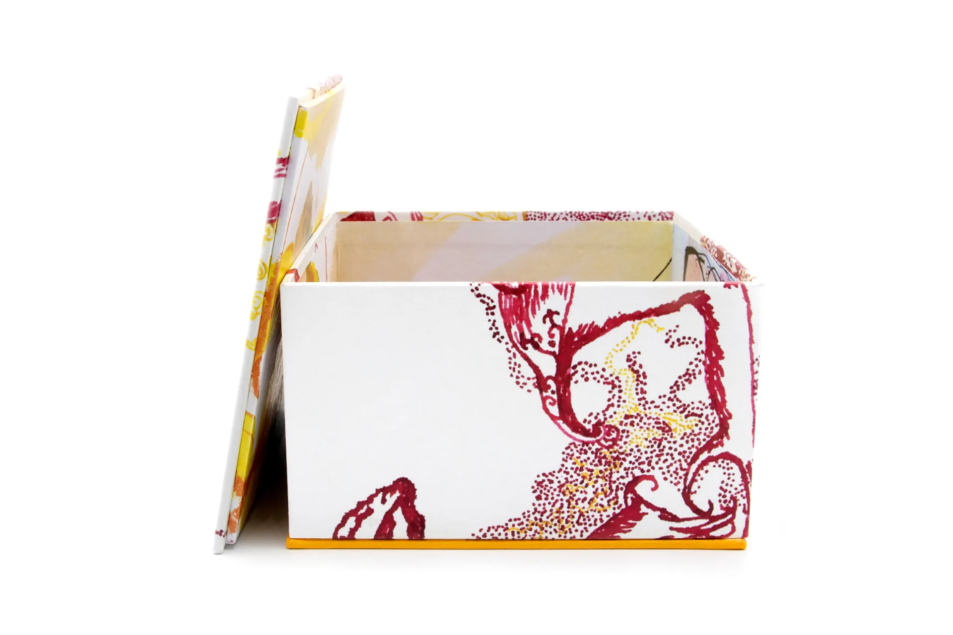 Quadratische Schmuckdose mit handgemaltem Pilzmotiv in warmen Rot- und Gelbtönen, erhältlich in drei Größen Quadratische Schmuckdose mit handgemaltem Pilzmotiv in warmen Rot- und Gelbtönen, erhältlich in drei Größen