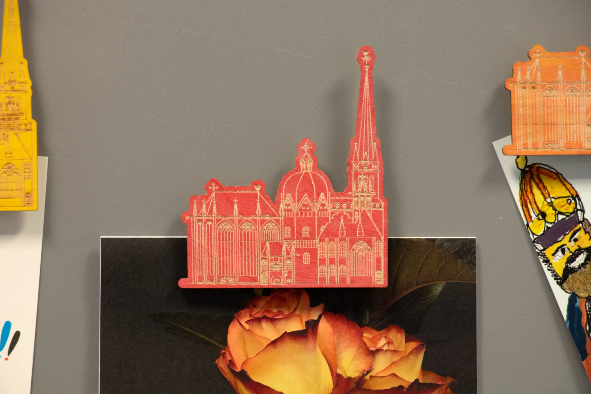 Holzmagnet in Form des Aachener Doms, gesägt und farbig lackiert, aus einem stabilen, aber leichten Holz gefertigt, in Farbe rot