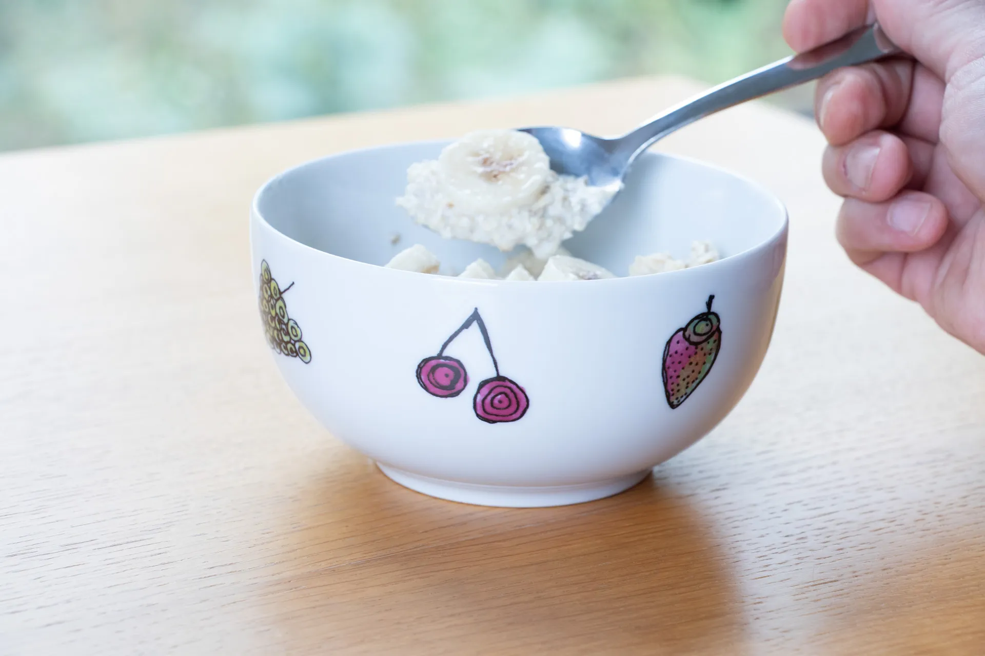 Weiße Porzellan-Müslischale mit farbintensivem, handgezeichnetem Früchte-Motiv (z. B. Beeren, Zitrusfrüchte) rundum als Dekor, 0,5l