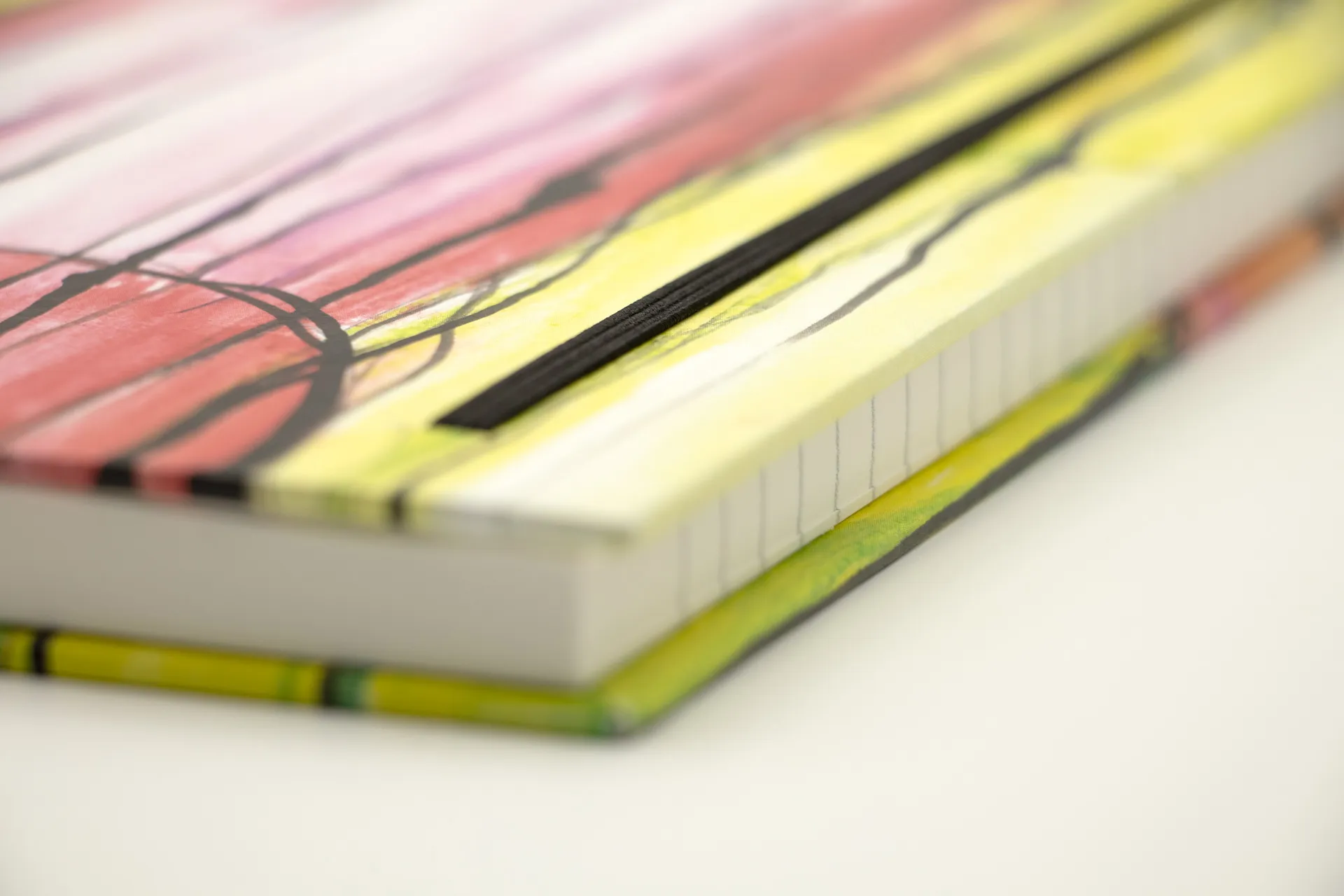 Hardcover-Notizbuch mit kalligrafischem Motiv auf Einband, stabile Fadenheftung und Fixiergummi, in einer mittelgroßen Ausführung mit liniertem  Papier