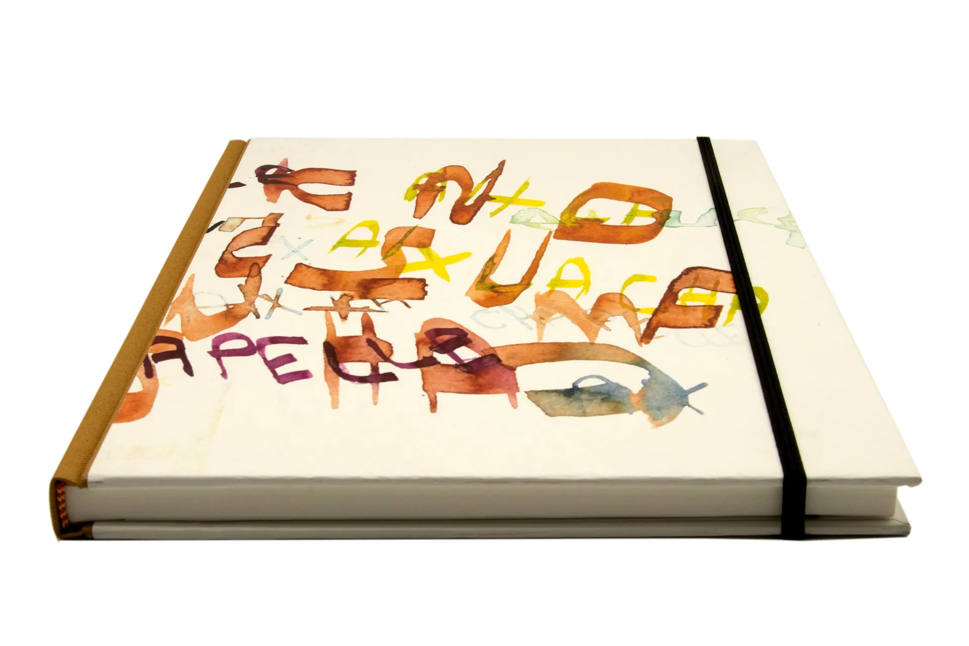 Hardcover-Notizbuch mit kalligrafischem Motiv auf Einband, stabile Fadenheftung und Fixiergummi, in einer mittelgroßen Ausführung mit kariertem Papier