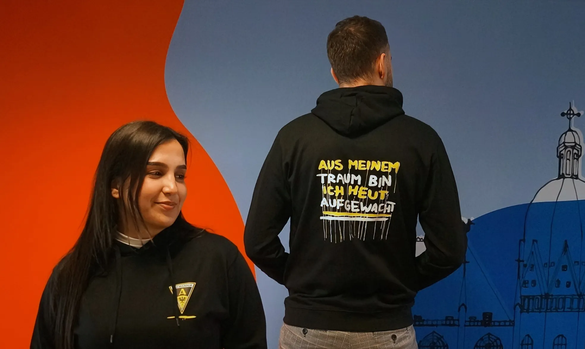 Unisex-Hoodie mit dem Aufstiegslied „Aus meinem Traum bin ich heut aufgewacht…“ künstlerisch dargestellt – hochwertiger Baumwoll-Polyester-Mix, erhältlich in verschiedenen Größen.