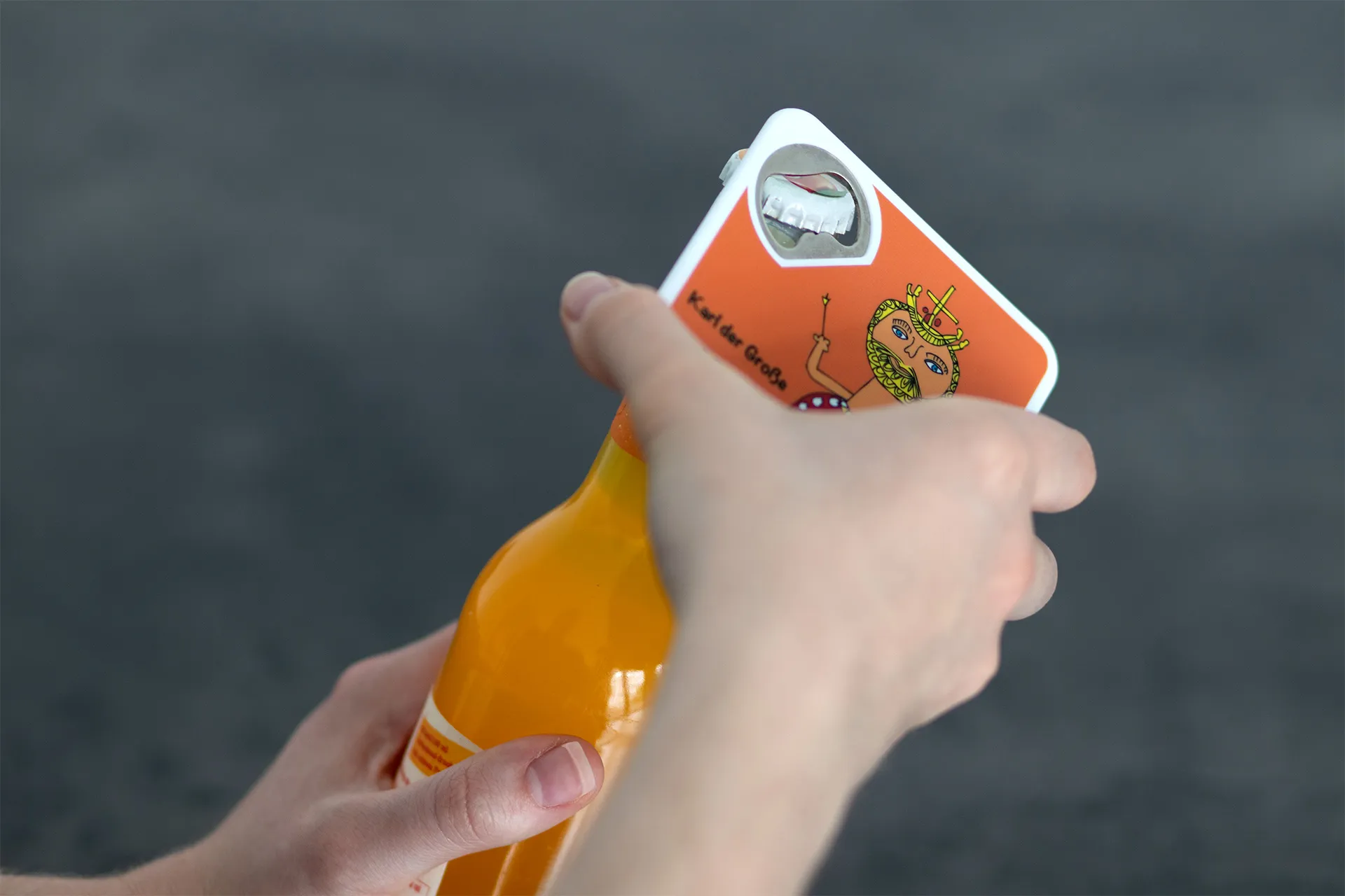 Quadratischer Untersetzer mit integriertem Flaschenöffner und orangenem Hintergrund, Motiv Karl der Große, rutschfeste Unterseite