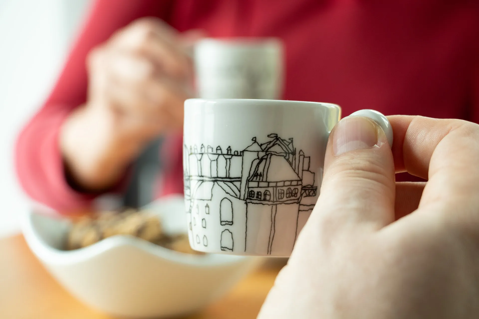 Weiß Porzellan‑Espressotasse im 2er‑Set mit Untertassen, mit stilisiertem schwarzem Aachen Stadtmotiv, 0,085 l