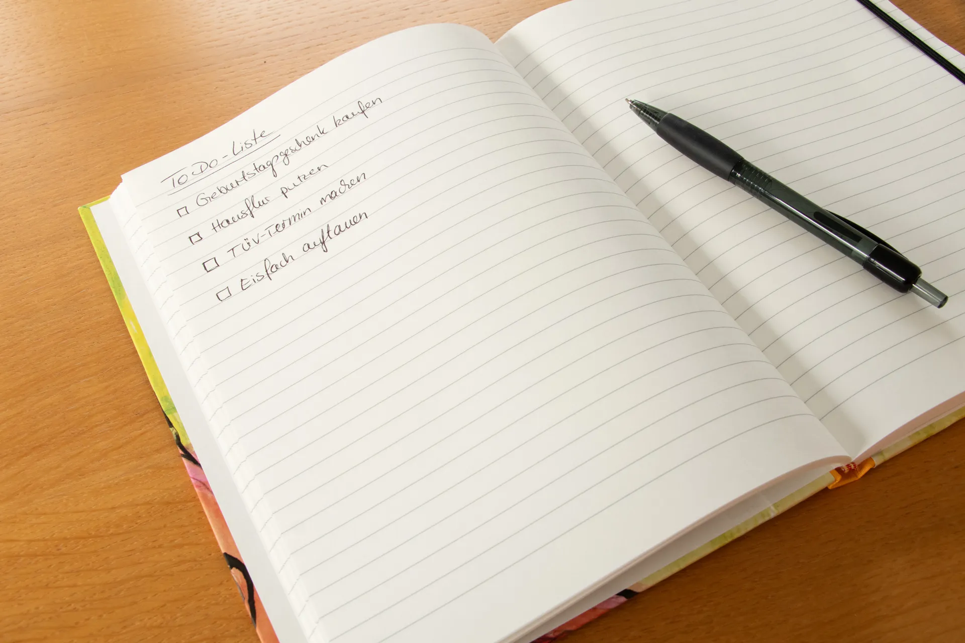 Hardcover-Notizbuch mit kalligrafischem Motiv auf Einband, stabile Fadenheftung und Fixiergummi, in einer mittelgroßen Ausführung mit liniertem  Papier