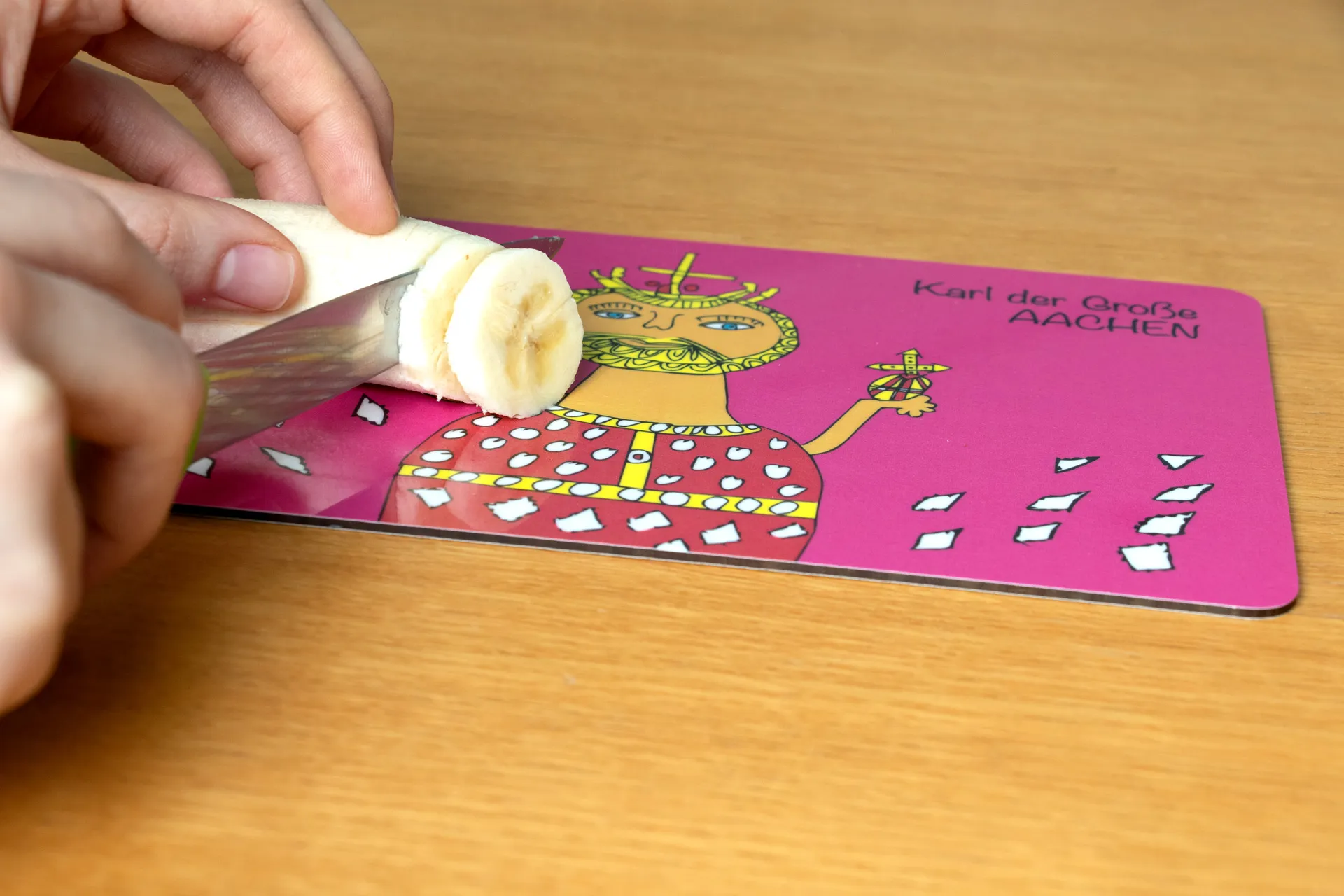 Glänzendes Frühstücksbrett in pink und Karl‑der‑Große-Motiv auf Melamin‑Schichtstoffplatte