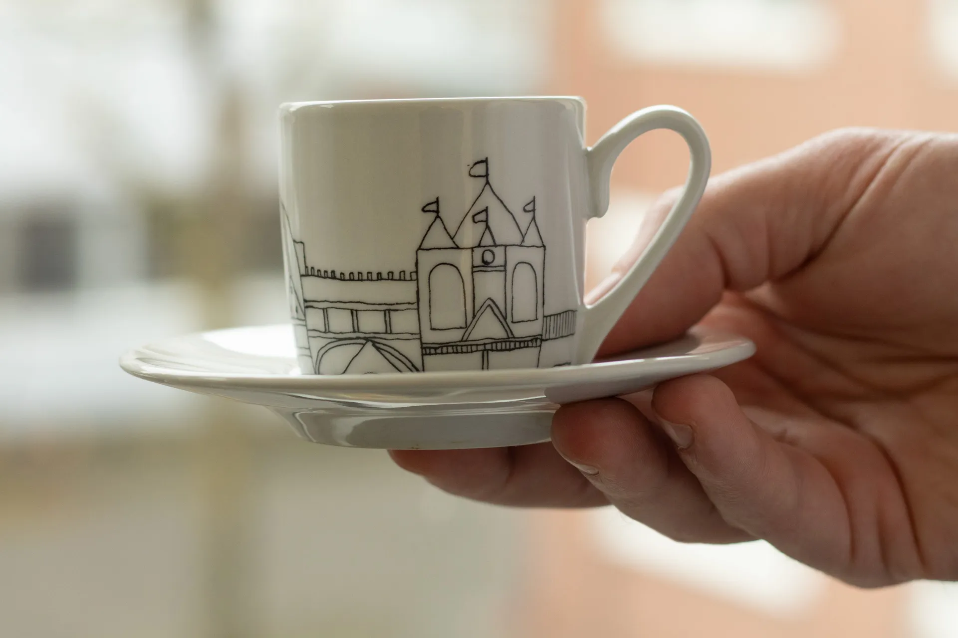 Weiß Porzellan‑Espressotasse im 2er‑Set mit Untertassen, mit stilisiertem schwarzem Aachen Stadtmotiv, 0,085