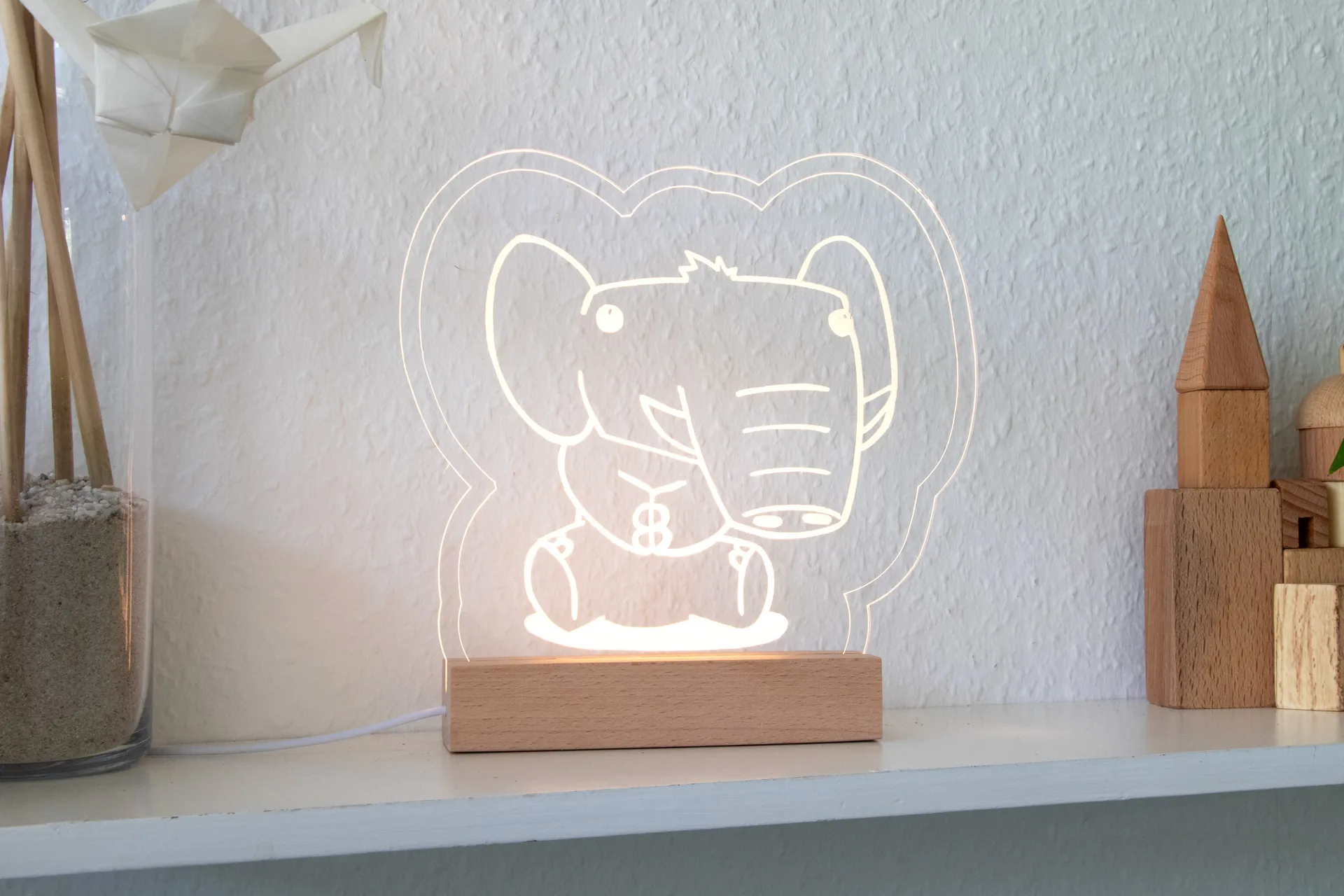 LED-beleuchteter Acryl-Aufsteller mit Elefantenmotiv, montiert auf Holzsockel mit USB-Anschluss und Bedienelement für div.Farblichter– ideal als Nachtlicht oder Dekoration für Kinderzimmer mit zwei Ausführungen (ohne Gravur/mit individueller Gravur)