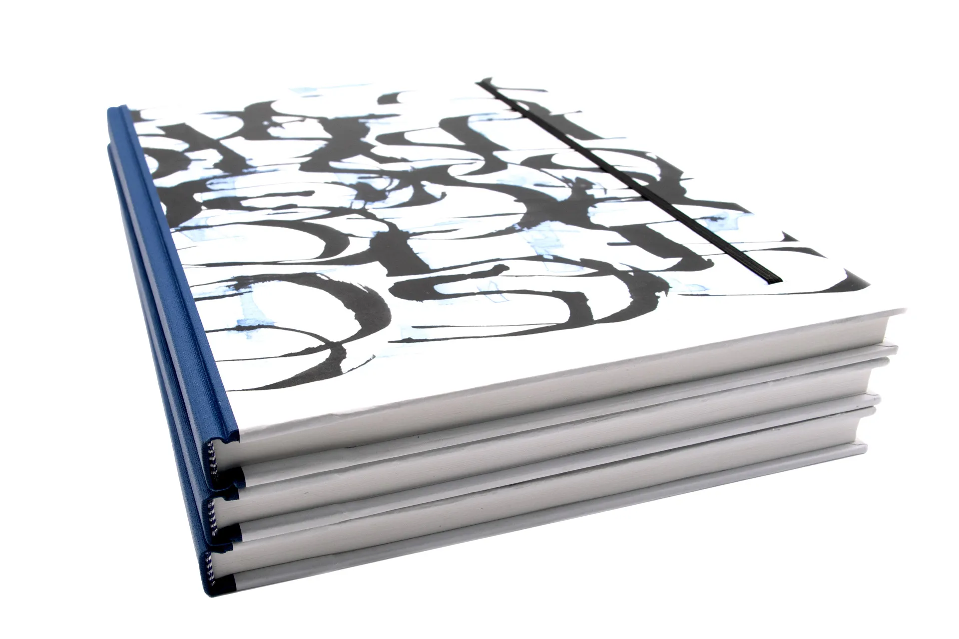 Hardcover-Notizbuch mit kalligrafischem Motiv auf Einband, stabile Fadenheftung und Fixiergummi, in einer großen Ausführung mit blanko Papier