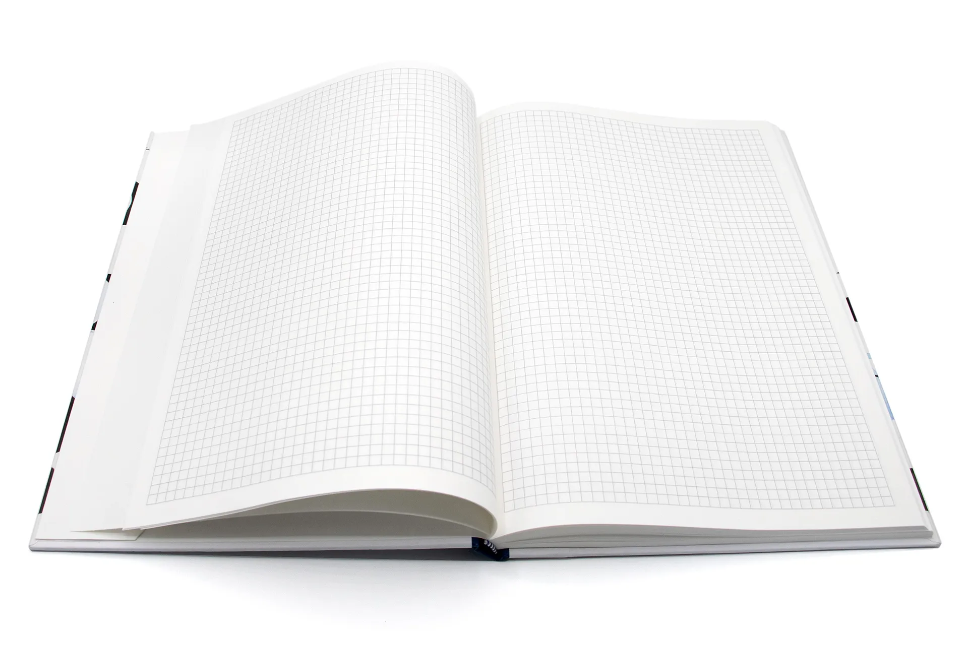 Hardcover-Notizbuch mit kalligrafischem Motiv auf Einband, stabile Fadenheftung und Fixiergummi, in einer großen Ausführung mit kariertem Papier