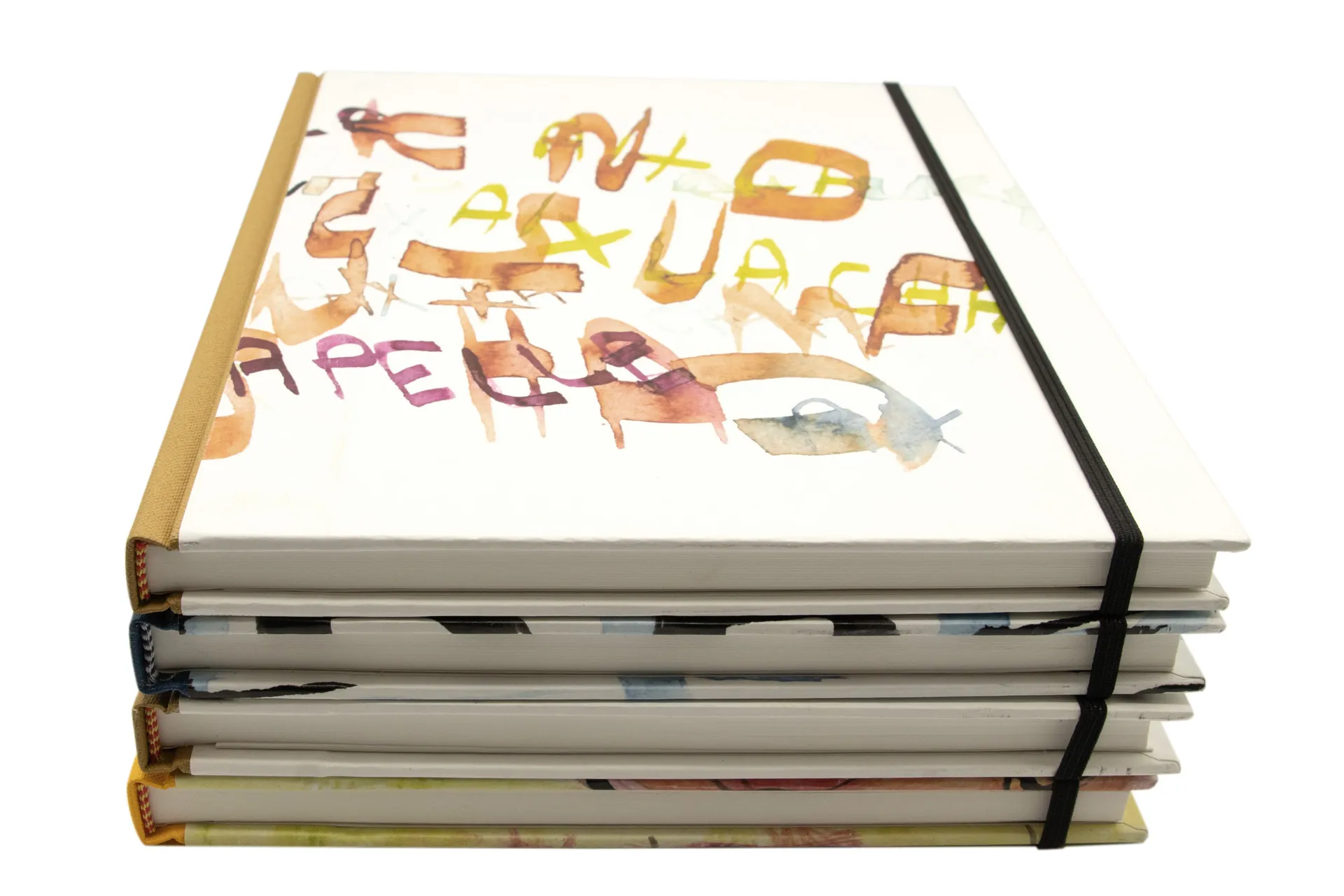 Hardcover-Notizbuch mit kalligrafischem Motiv auf Einband, stabile Fadenheftung und Fixiergummi, in einer mittelgroßen Ausführung mit blanko  Papier