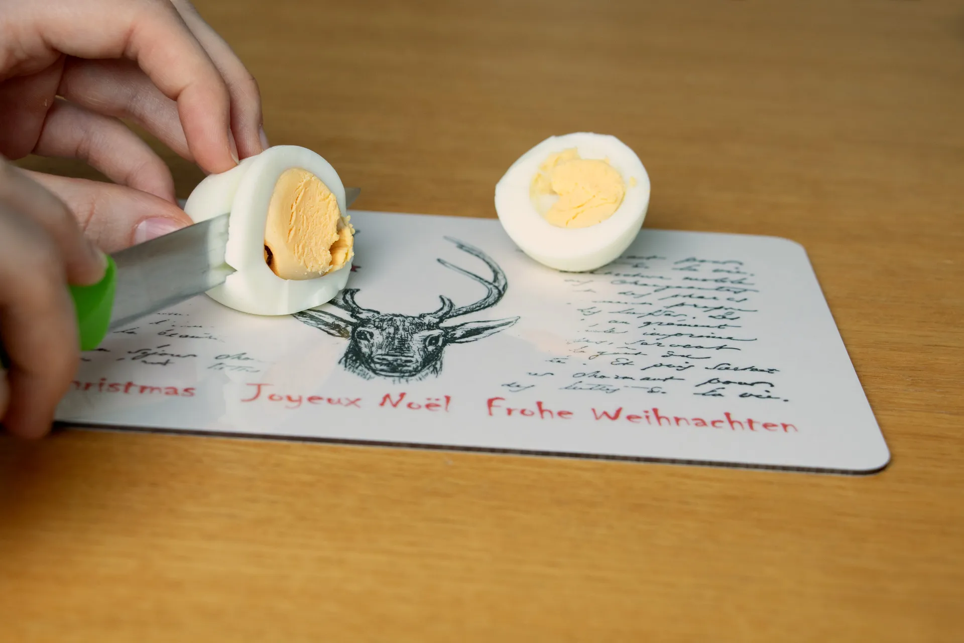 Glänzendes Frühstücksbrett  in weiß und Weihnachtliches Hirsch Motiv auf Melamin‑Schichtstoffplatte