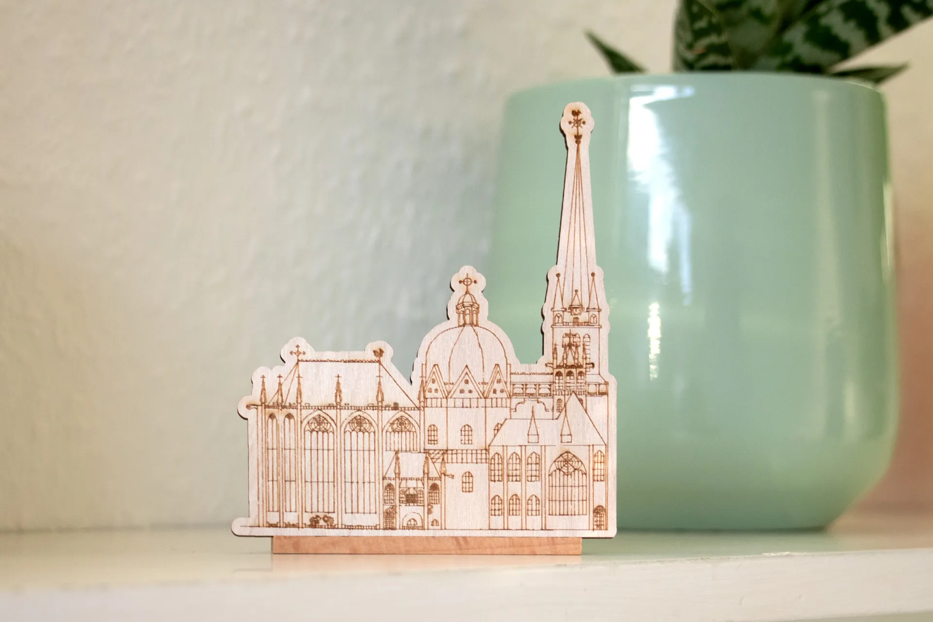 Dekorativer Holzaufsteller in Form des Aachener Doms, fein graviert und gesägt Dekorativer Holzaufsteller in Form des Aachener Doms, fein graviert und gesägt
