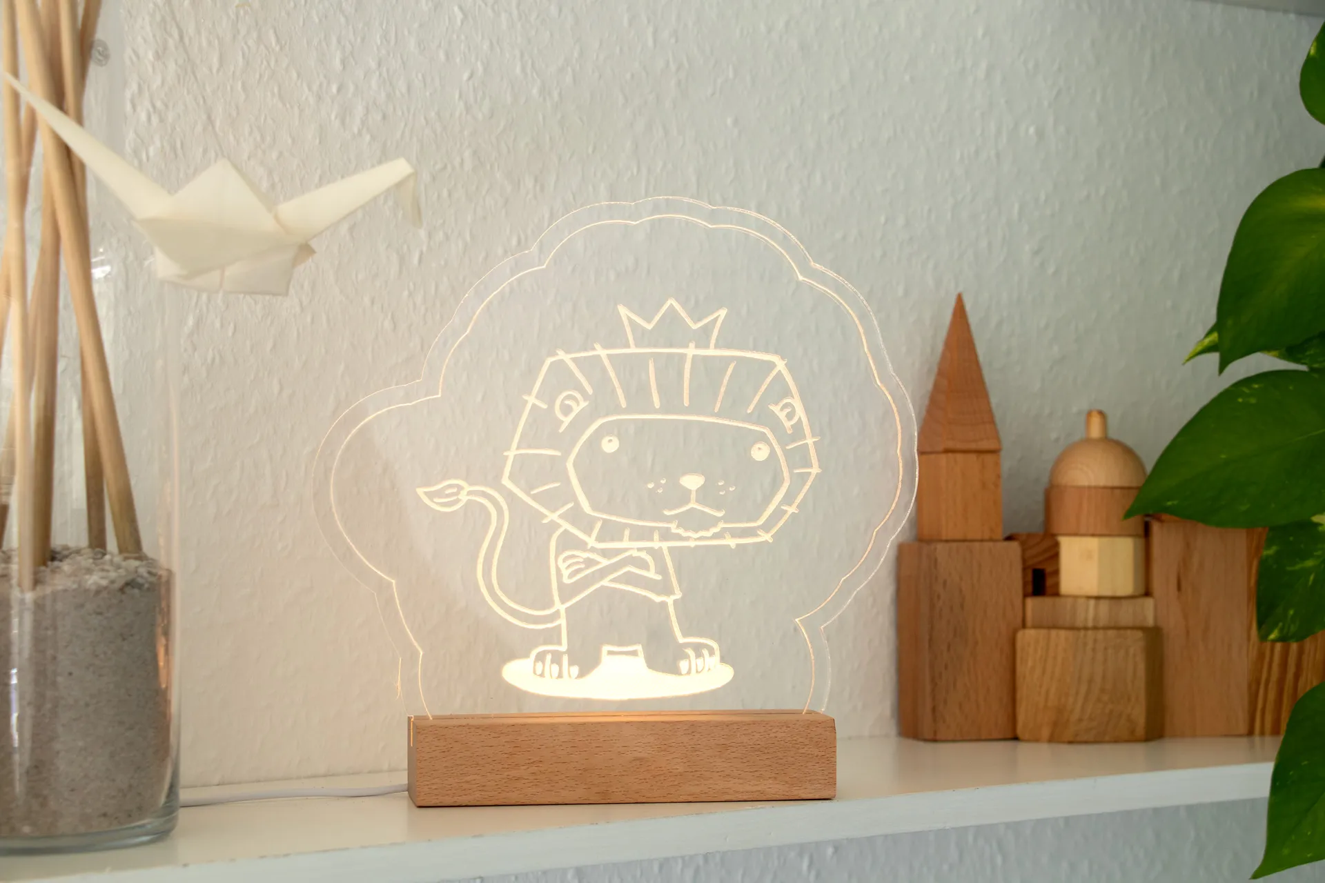 LED-beleuchteter Acryl-Aufsteller mit Löwenmotiv, montiert auf Holzsockel mit USB-Anschluss und Bedienelement für div.Farblichter– ideal als Nachtlicht oder Dekoration für Kinderzimmer mit zwei Ausführungen (ohne Gravur/mit individueller Gravur)