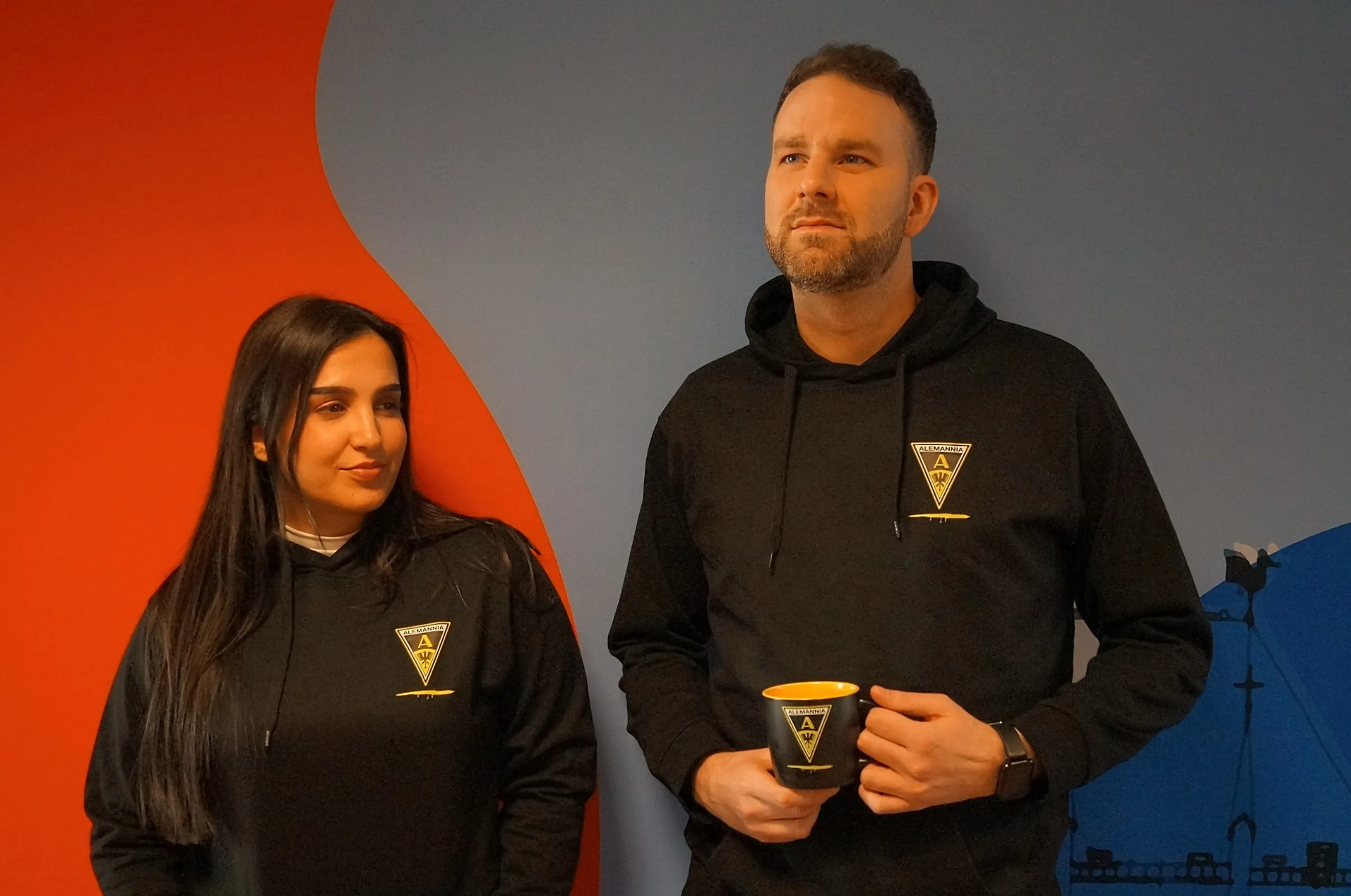 Unisex-Hoodie mit dem Aufstiegslied „Aus meinem Traum bin ich heut aufgewacht…“ künstlerisch dargestellt – hochwertiger Baumwoll-Polyester-Mix, erhältlich in verschiedenen Größen.