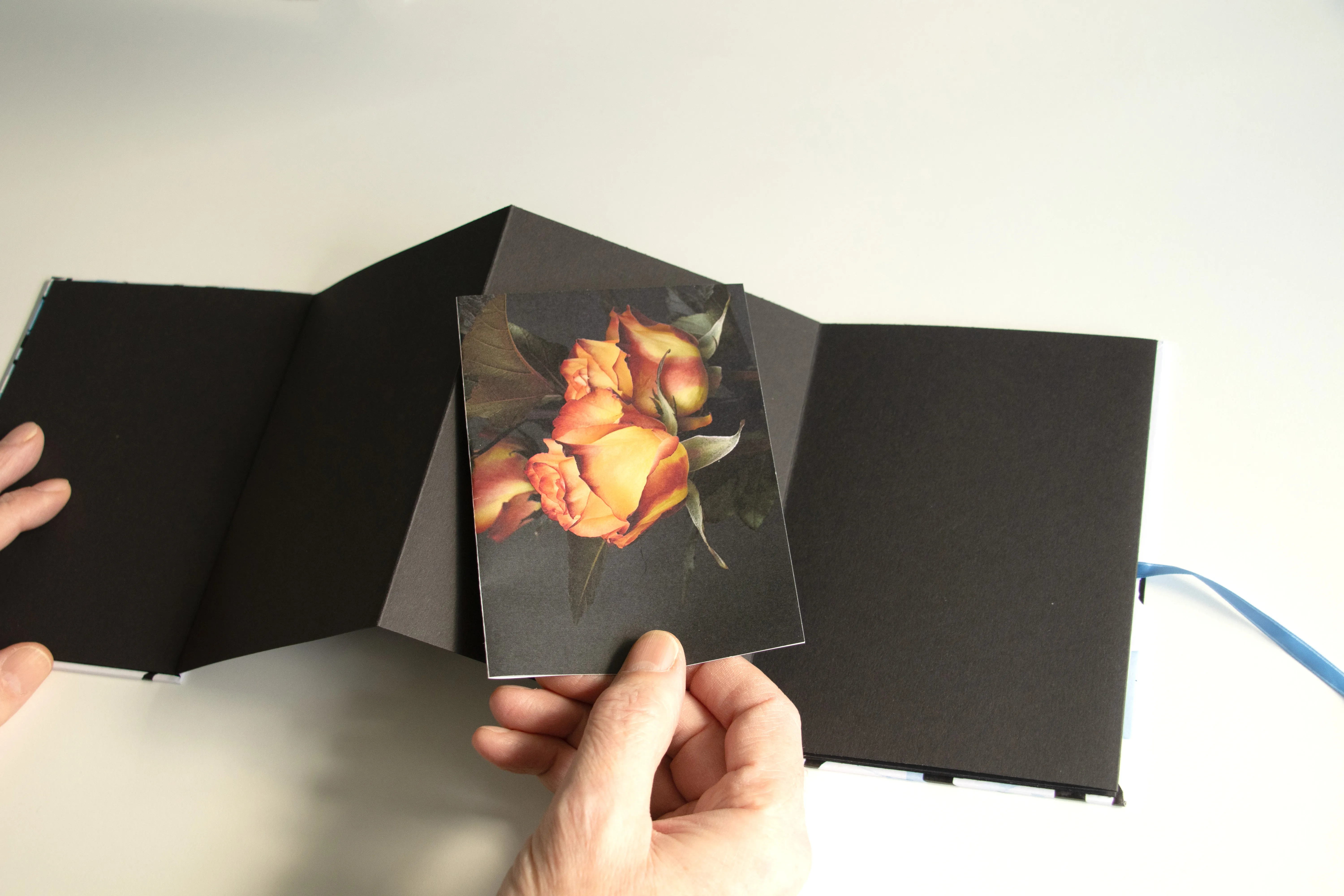 Leporello mit typischer Ziehharmonika-Faltung, Hardcover-Cover mit kalligrafischem Aachen‑Motiv, verschließbar mit Stoffbändern – robust & dekorativ Leporello mit typischer Ziehharmonika-Faltung, Hardcover-Cover mit kalligrafischem Aachen‑Motiv, verschließbar mit Stoffbändern – robust & dekorativ