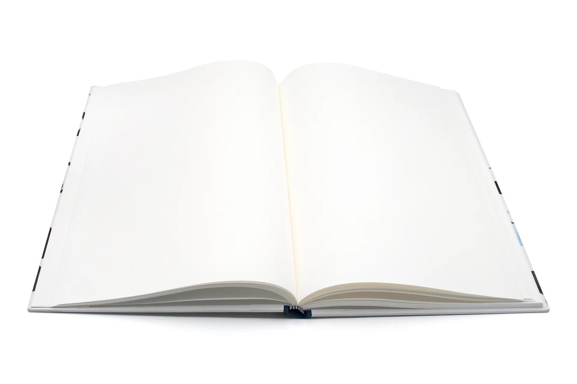Hardcover-Notizbuch mit kalligrafischem Motiv auf Einband, stabile Fadenheftung und Fixiergummi, in einer großen Ausführung mit blanko Papier