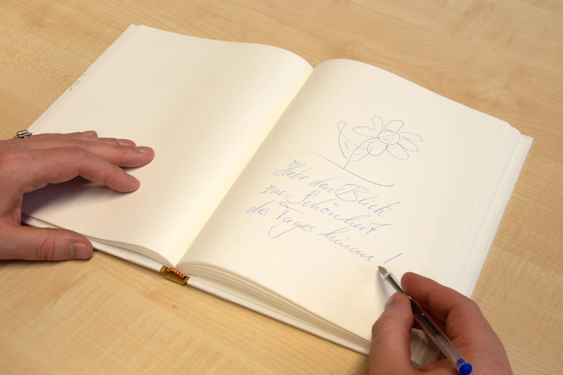 Hardcover-Notizbuch mit kalligrafischem Motiv auf Einband, stabile Fadenheftung und Fixiergummi, in einer mittelgroßen Ausführung mit blanko Papier