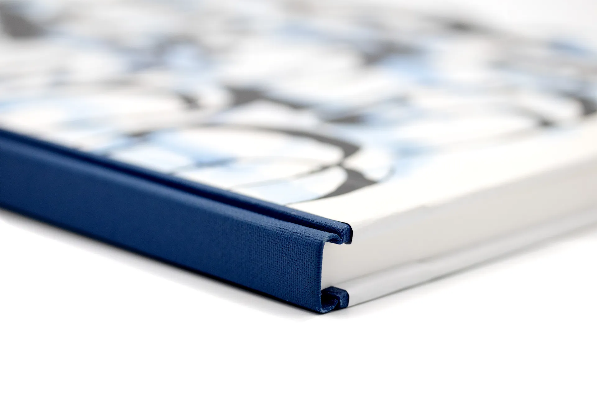 Hardcover-Notizbuch mit kalligrafischem Motiv auf Einband, stabile Fadenheftung und Fixiergummi, in einer großen Ausführung mit liniertem Papier