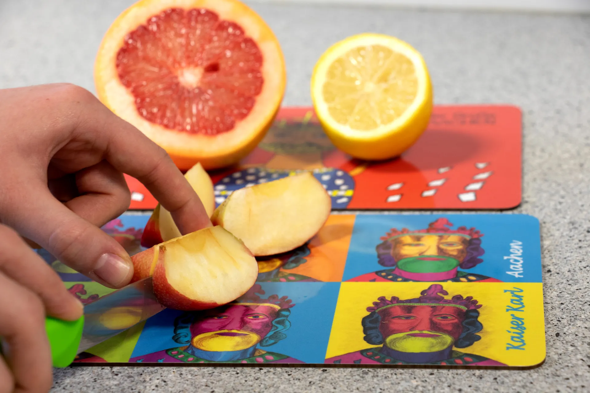 Glänzendes Frühstücksbrett  in bunt und Karl‑der‑Große-Motiv auf Melamin‑Schichtstoffplatte Glänzendes Frühstücksbrett  in bunt und Karl‑der‑Große-Motiv auf Melamin‑Schichtstoffplatte