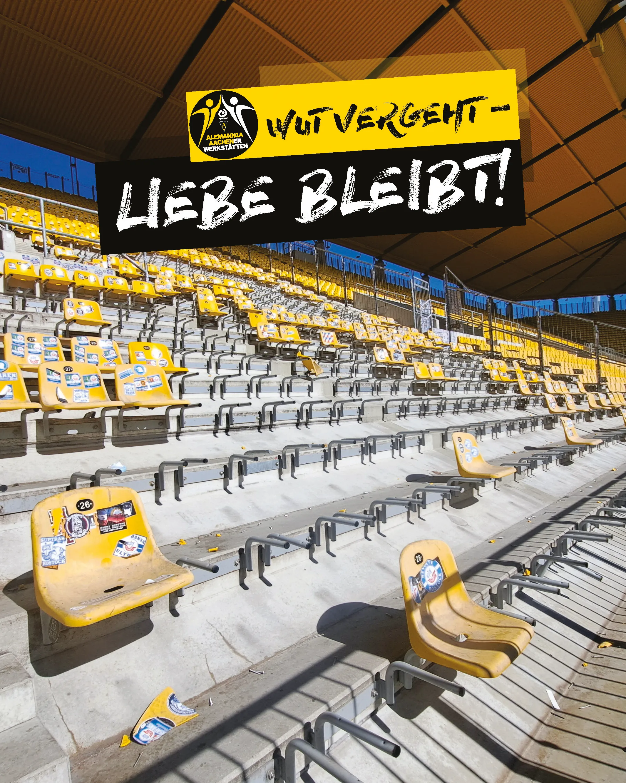 Wanduhr aus recycelten Sitzschalen des Tivoli-Stadions im Used-Look (limitiert mit sämtlichen Unterschriften der Alemannia-Spieler)
